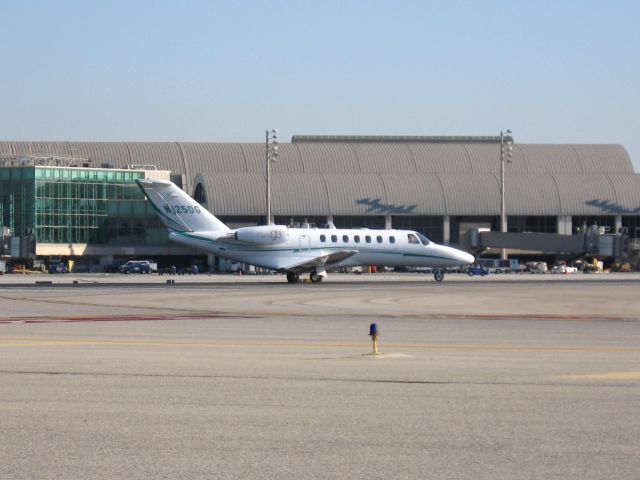 Cessna Citation CJ3 (N125DG) - Holding on RWY 19R