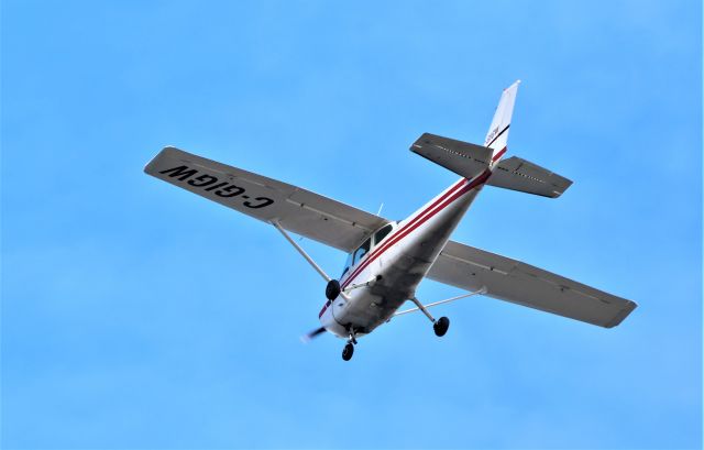 Cessna Skyhawk (C-GIGW) - C-GIGW Cessna Skyhawk 172-N survolant le fleuve St-Laurent à Lavaltrie QC. Le 24-10-2022 à 14:48