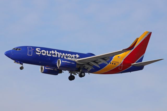 Boeing 737-700 (N750SA) - Arriving at CLE on 10 Jan 2011.