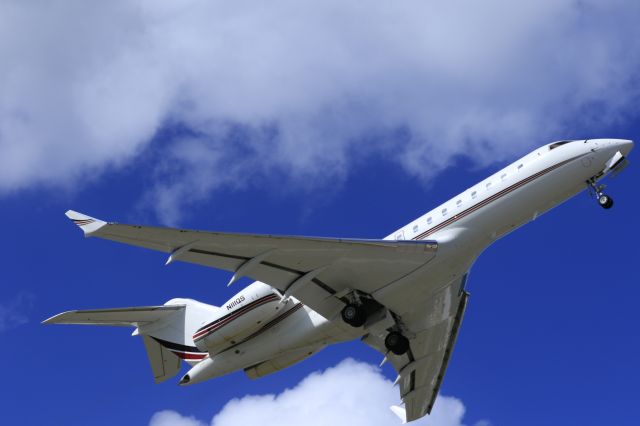 Bombardier Global 5000 (N111QS)