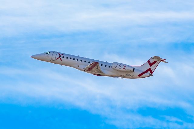 Embraer ERJ-135 (N266JX) - JSX Embraer 135 taking off from PHX on 11/28/22. Taken with a Canon 850D and Tamron 70-200 G2 lens.