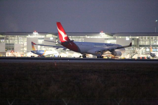 Airbus A330-200 (VH-EBO)