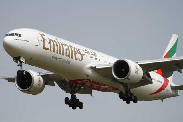 BOEING 777-300 (A6-ECR)