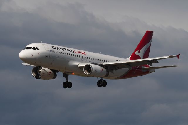 Airbus A320 (VH-VQZ) - Airbus A320-232 sn 2292. Qantaslink VH-VQZ name Sandstone Leaf rwy 03 YPPH 16 July 2022