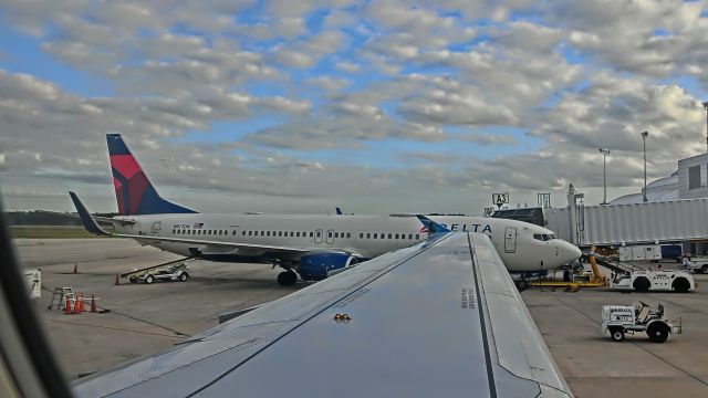 Boeing 737-900 (N817DN)