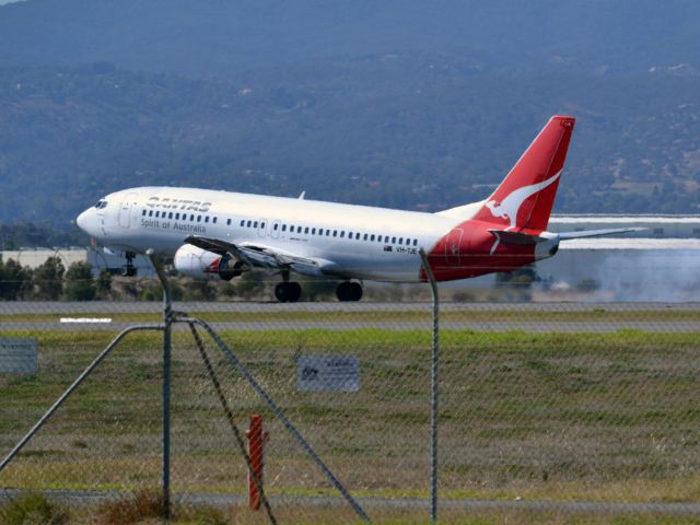 BOEING 737-400 (VH-TJE) - Hot tyres on touch down on runway 05. Thursday 12th April 2012.