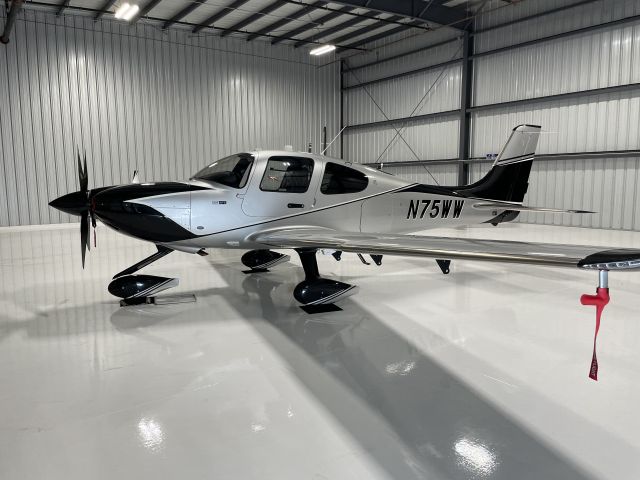 Cirrus SR22 Turbo (N75WW)