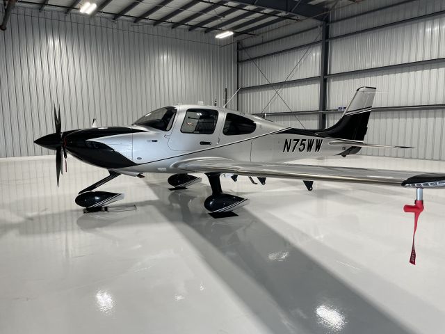 Cirrus SR22 Turbo (N75WW)