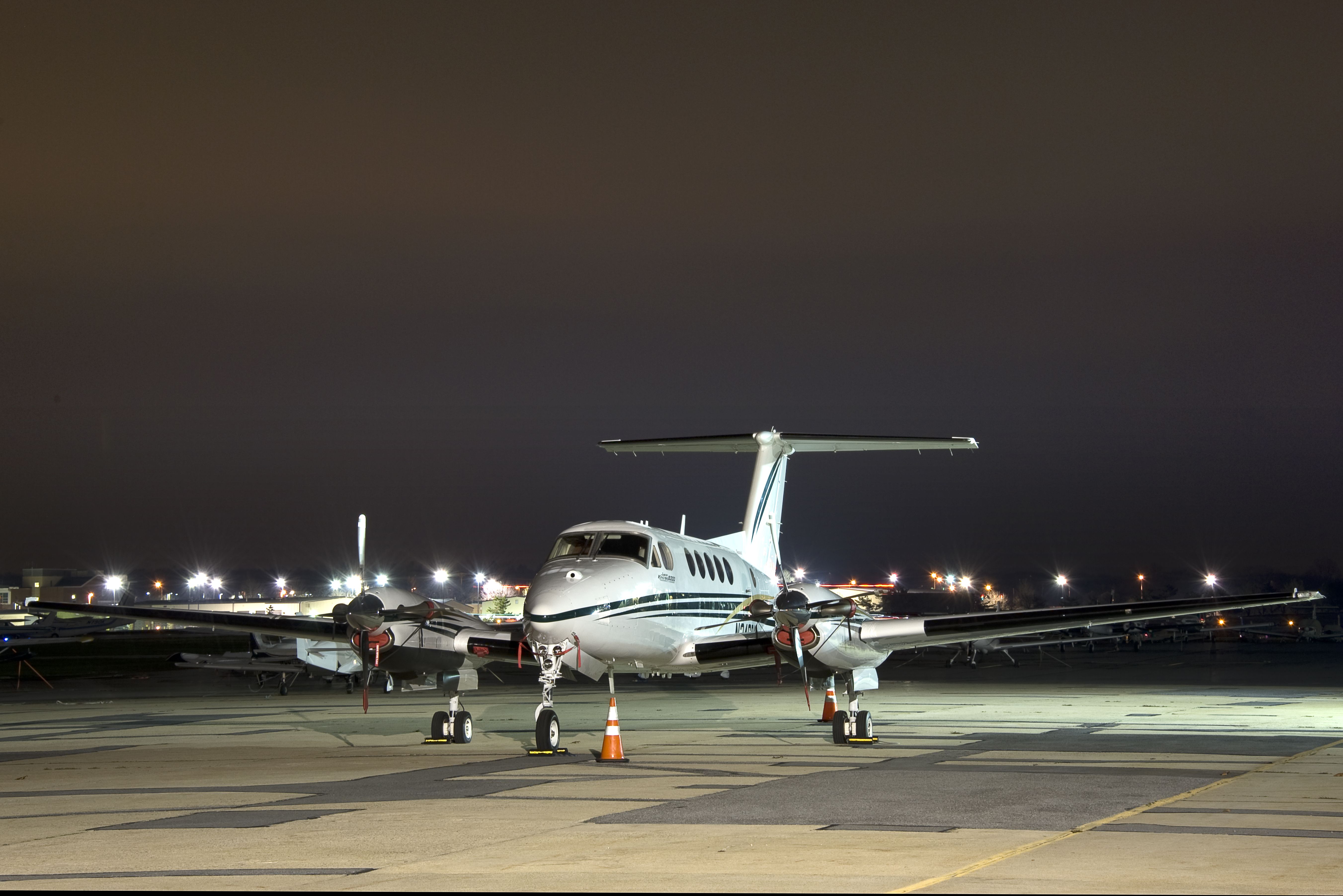 Beechcraft Super King Air 200 (N346BA) - N346BA  Beechcraft B200 King Air KFDK  20111203