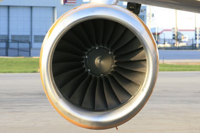 Boeing 757-200 (TF-FIA) - May 4, 2007 - blades detail - in Hamilton