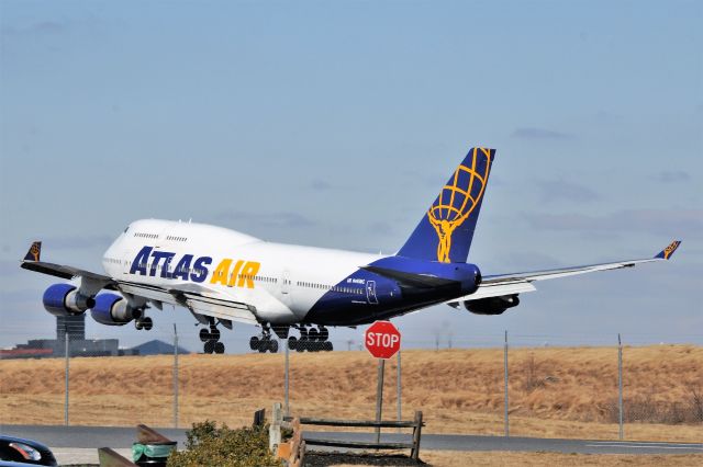 Boeing 747-400 (N465MC)