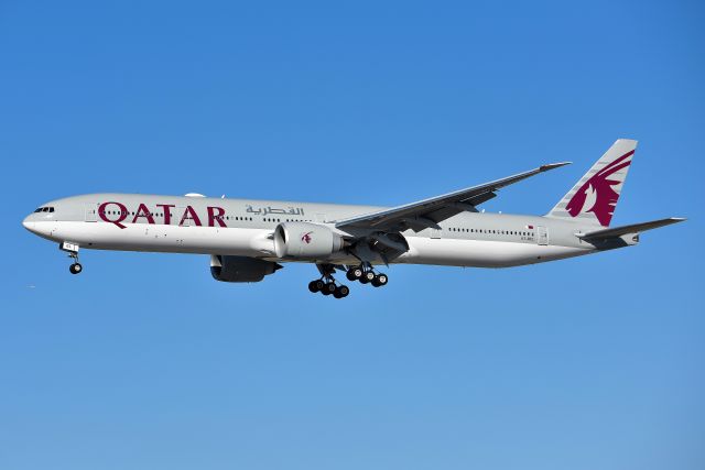 BOEING 777-300 (A7-BEL)