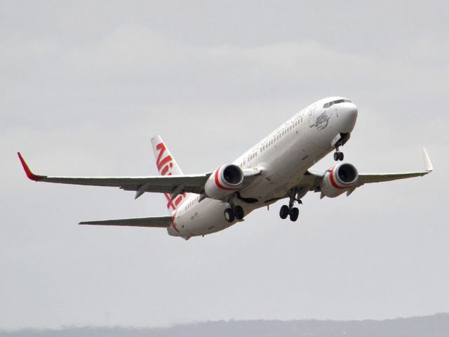 Boeing 737-800 (VH-YFF) - Getting airborne off runway 23. Friday 5th October 2012.