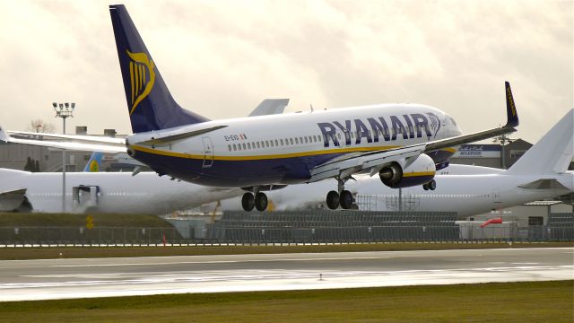 Boeing 737-800 (EI-EVD) - BOE638 nears touchdown on runway 16R on 1/25/12.