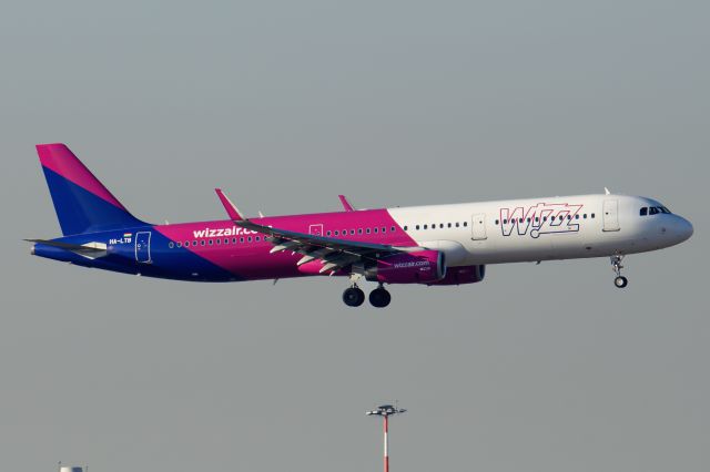 Airbus A320 (HA-LTB)