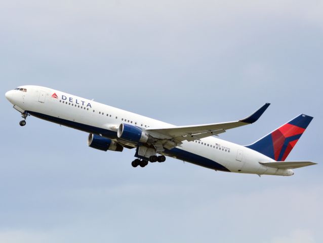 BOEING 767-300 (N187DN)