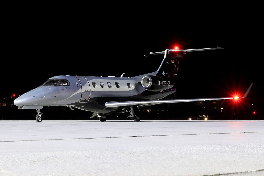 Embraer Phenom 300 (D-CFHZ)