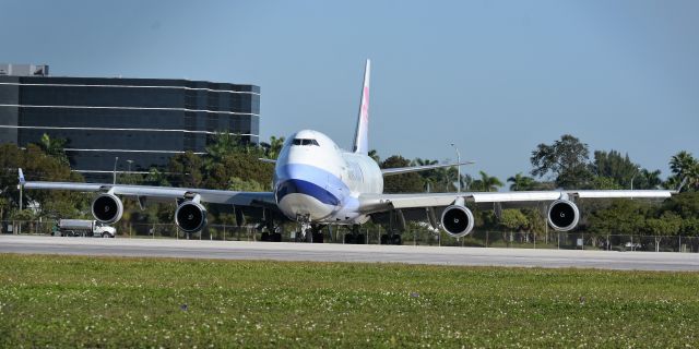 Boeing 747-200 (B-18709)