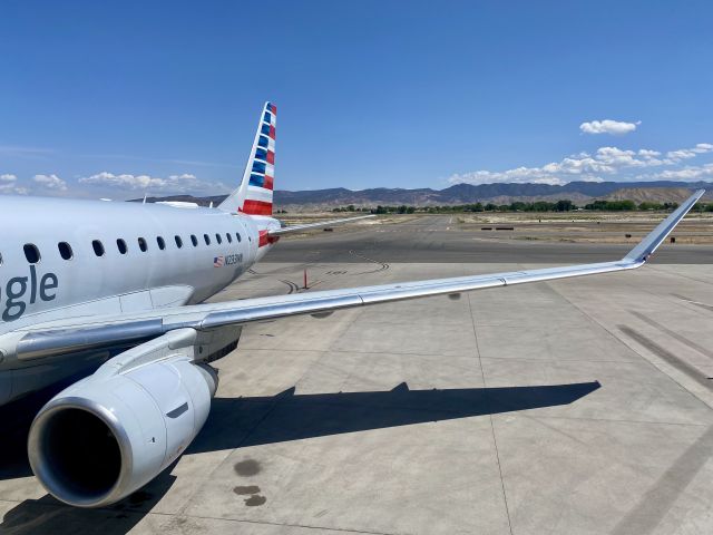 Embraer 175 (N233NN)