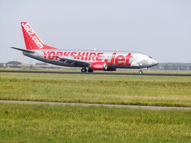 Boeing 737-700 (G-CELB)