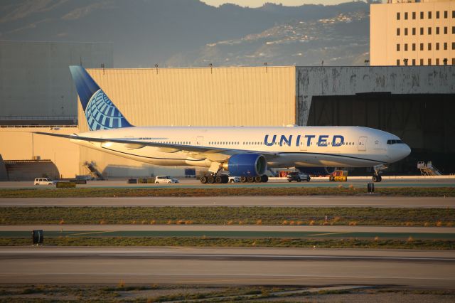 Boeing 777-200 (N206UA)