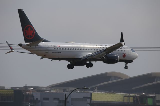 Boeing 737 MAX 8 (C-FSNU)