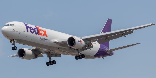 BOEING 767-300 (N192FE) - Federal Express Boeing 767-3S2ERF arriving on a short flight from Bradley International landing on runway 29 at Newark on 7/28/21.