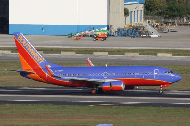 BOEING 737-300 (N475WN) - Southwest Flight 1186 (N475WN) arrives on Runway 19L at Tampa International Airport following a flight from Manchester Airport