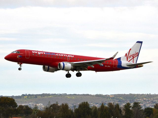 Embraer ERJ-190 (VH-ZPC) - On short finals for runway 05. Thursday 12th July 2012.
