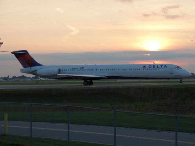 McDonnell Douglas MD-88 (N988DL)