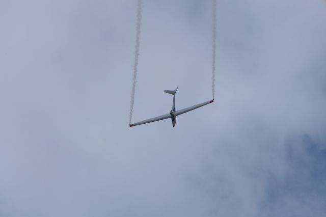 — — - Bob Carlton doing his jet glider show