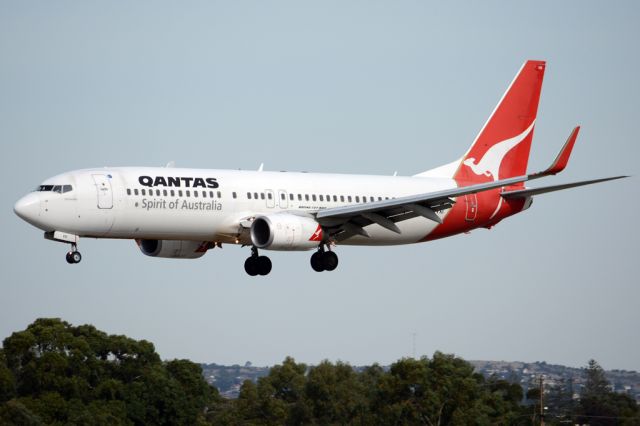 Boeing 737-800 (VH-VXI) - On short finals for runway 05. Thursday, 8th May 2014.