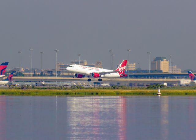 Airbus A320 (N847VA)