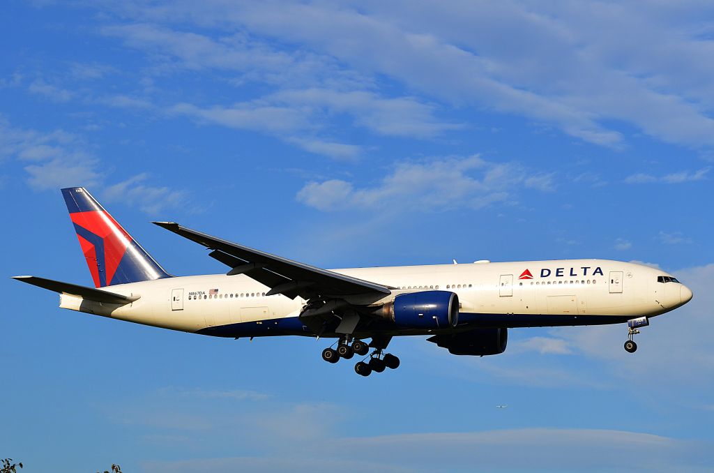 Boeing 777-200 (N867DA) - I take a picture on Sep 30, 2015.