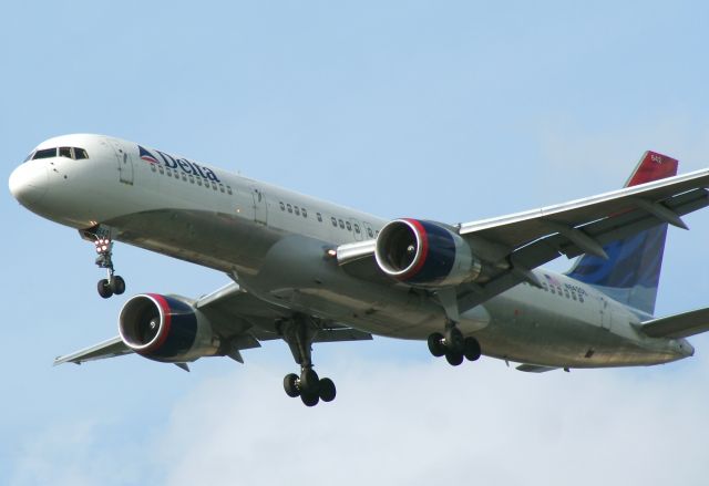 BOEING 767-300 (N642DL)