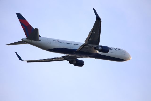 BOEING 767-300 (N171DN)