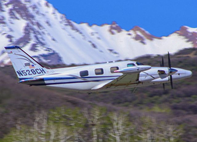 Piper Navajo (N528CH)