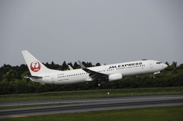 Boeing 737-800 (JA329J) - Final Approach to NRT Airport R/W16L on 2012/05/26