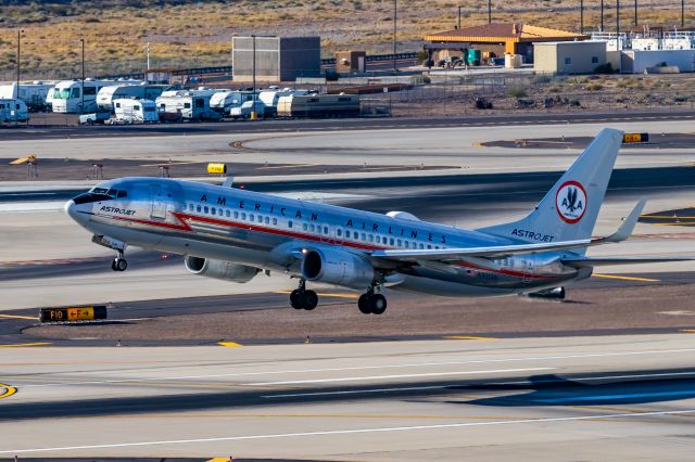 Boeing 737-800 (N905NN) - American Airlines 737-800 in AstroJet retro livery livery taking off from PHX on 11/28/22. Taken with a Canon 850D and Tamron 70-200 G2 lens. This is one of only 3 AA retro liveries that I was still missing, along with TWA and the Eagle retro E175, so I'm extremely happy to have finally gotten it!