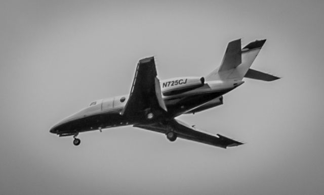 Dassault Falcon 10 (N725CJ)