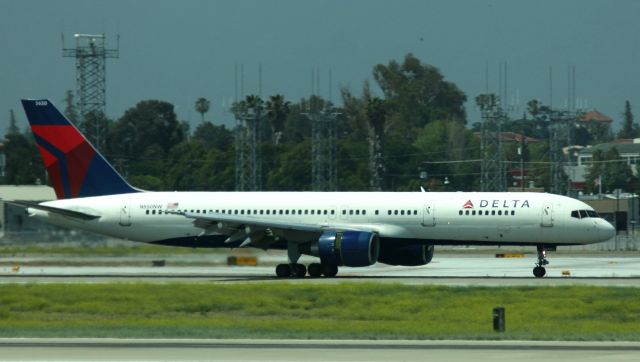 Boeing 757-200 (N550NW) - Arrival roll out from KMSP  06-15-2015 