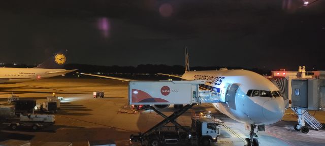 Boeing 777 — - Singapore Airlines Boeing 777 at Singapore Changi Airport going to London Heathrow Airport.