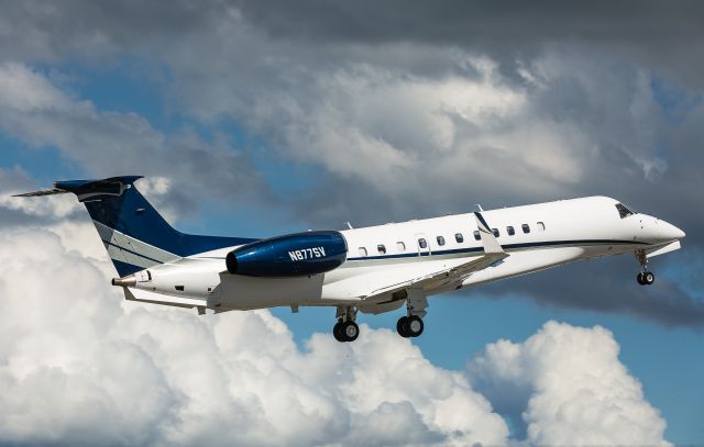 Embraer Legacy 600/650 (N877SV)