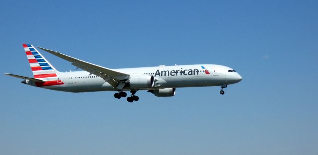 Boeing 787-9 Dreamliner (N830AN) - On short final is this 2017 American Airlines Boeing 787-9 "Dreamliner" in the Spring of 2023.  EHLR - KPHL