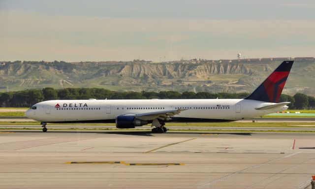 BOEING 767-400 (N831MH) - Delta Air Lines Boeing 767-432(ER) N831MH in Madrid