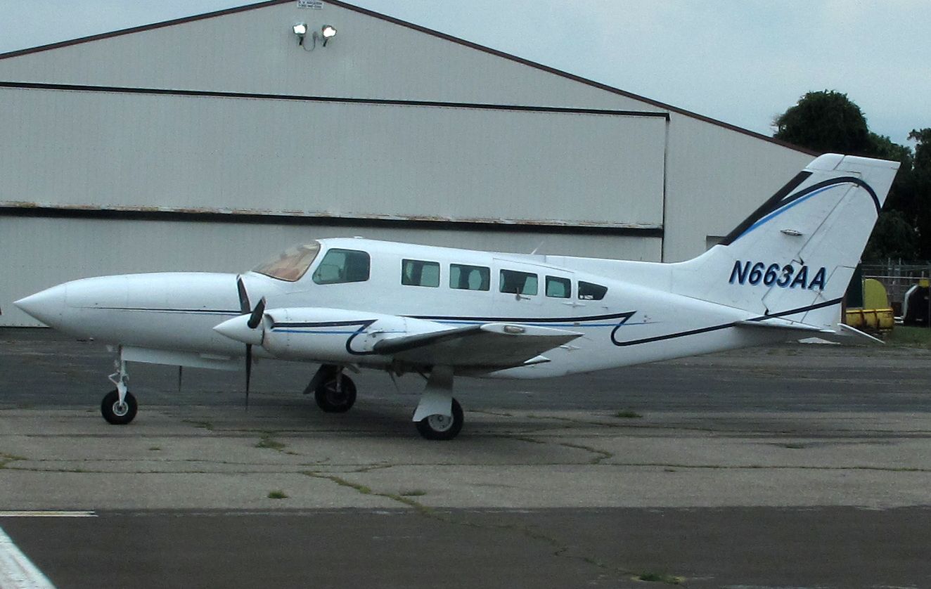 Cessna 402 (N663AA)