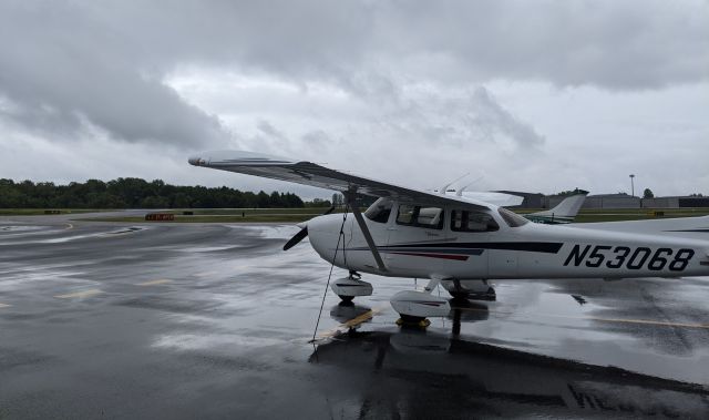 Cessna Skyhawk (N53068) - After a rain shower