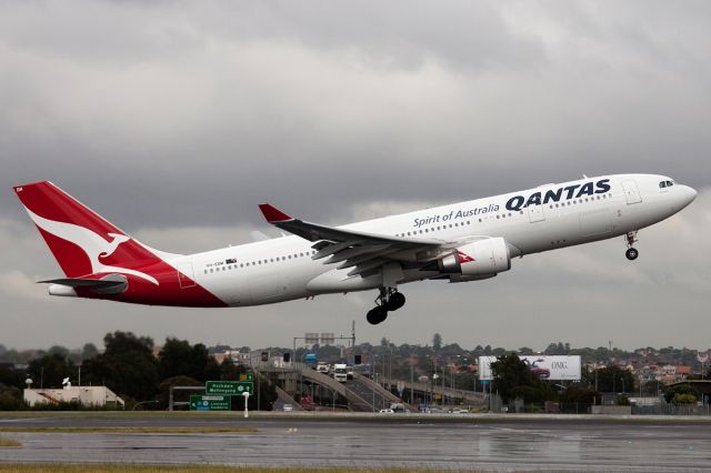 Airbus A330-200 (VH-EBM) - 12 OCT 2010