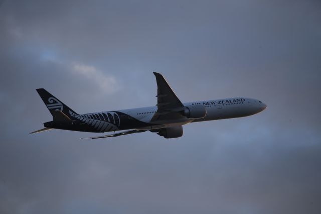 BOEING 777-300ER (ZK-OKS)
