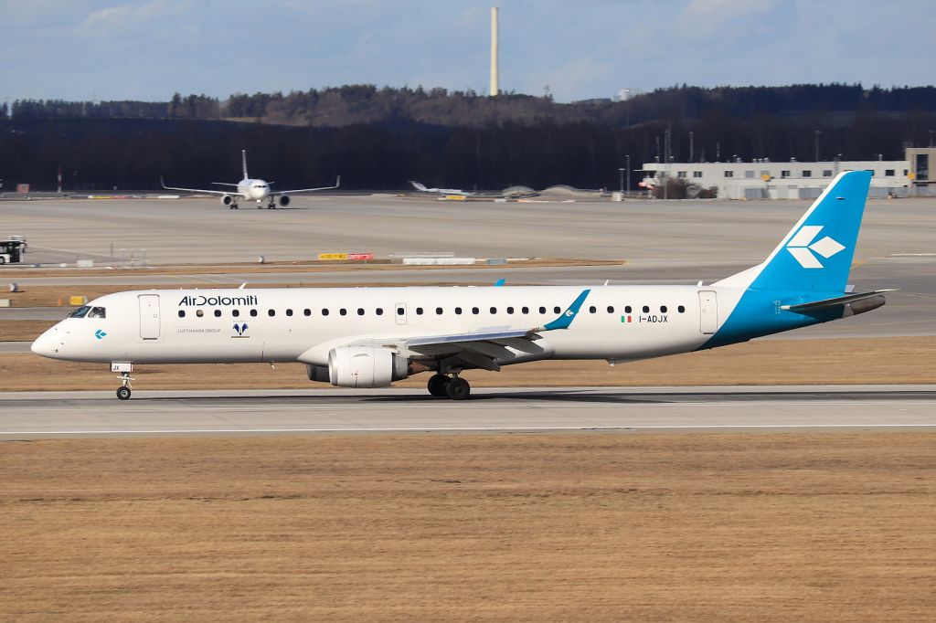 EMBRAER 195 (I-ADJX)